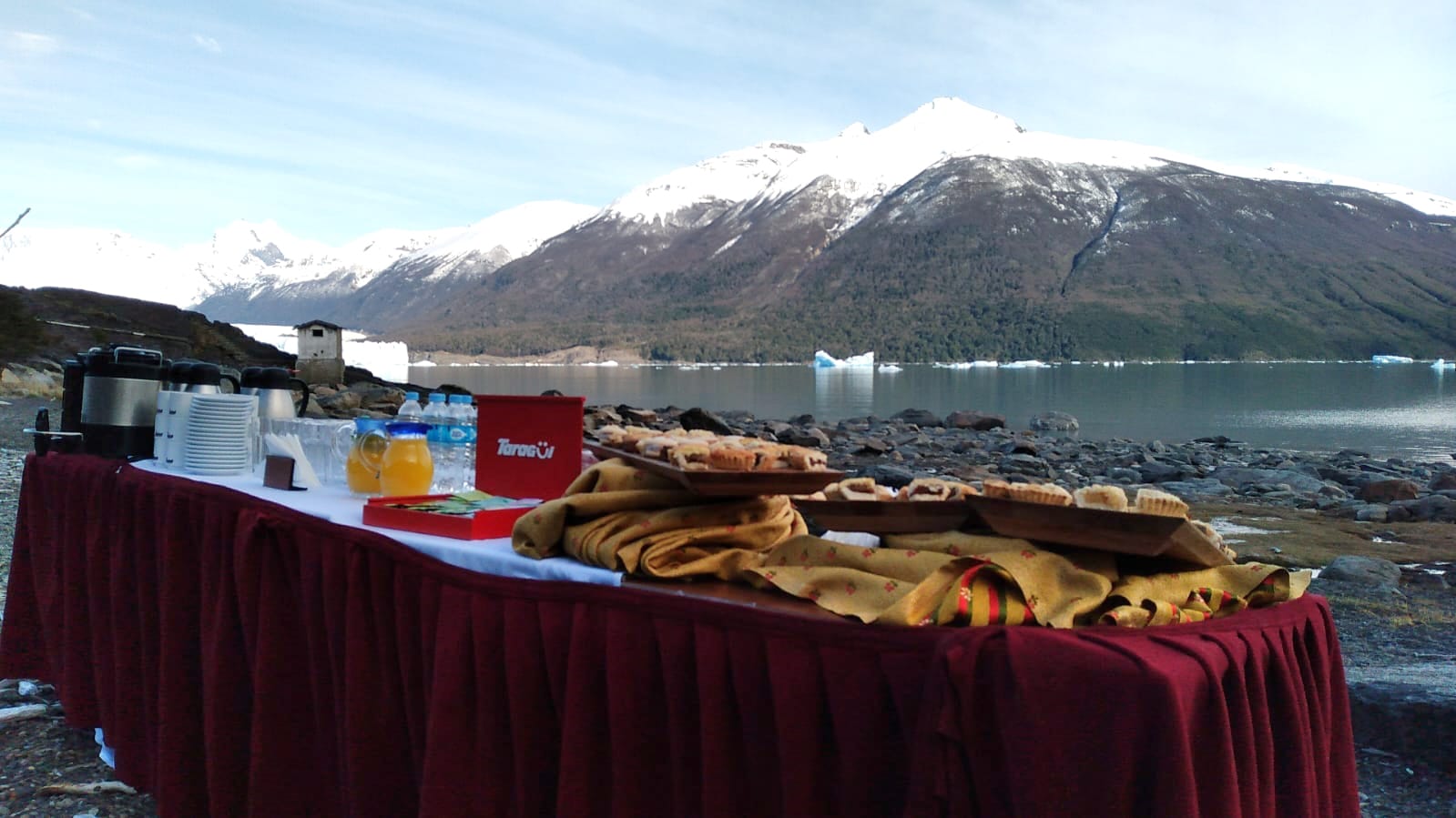 Mesa servida en El Restó del Glaciar con el Glaciar Perito Moreno detrás del ventanal