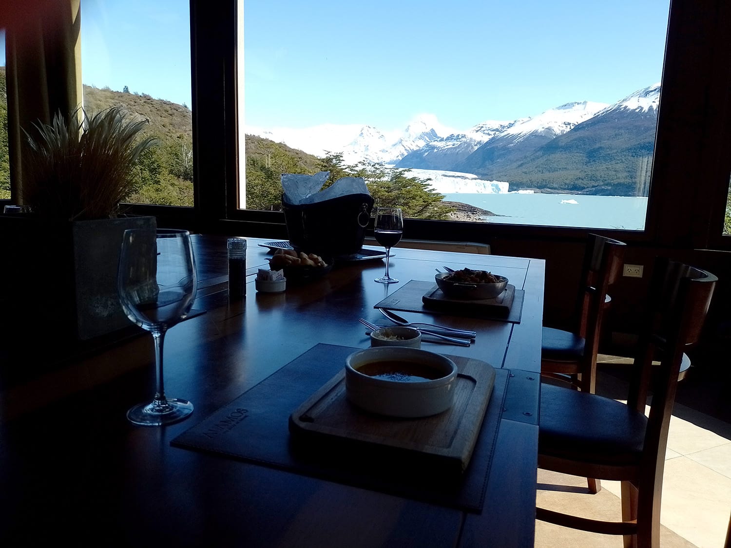 El Restó del Glaciar con el Glaciar Perito Moreno de fondo