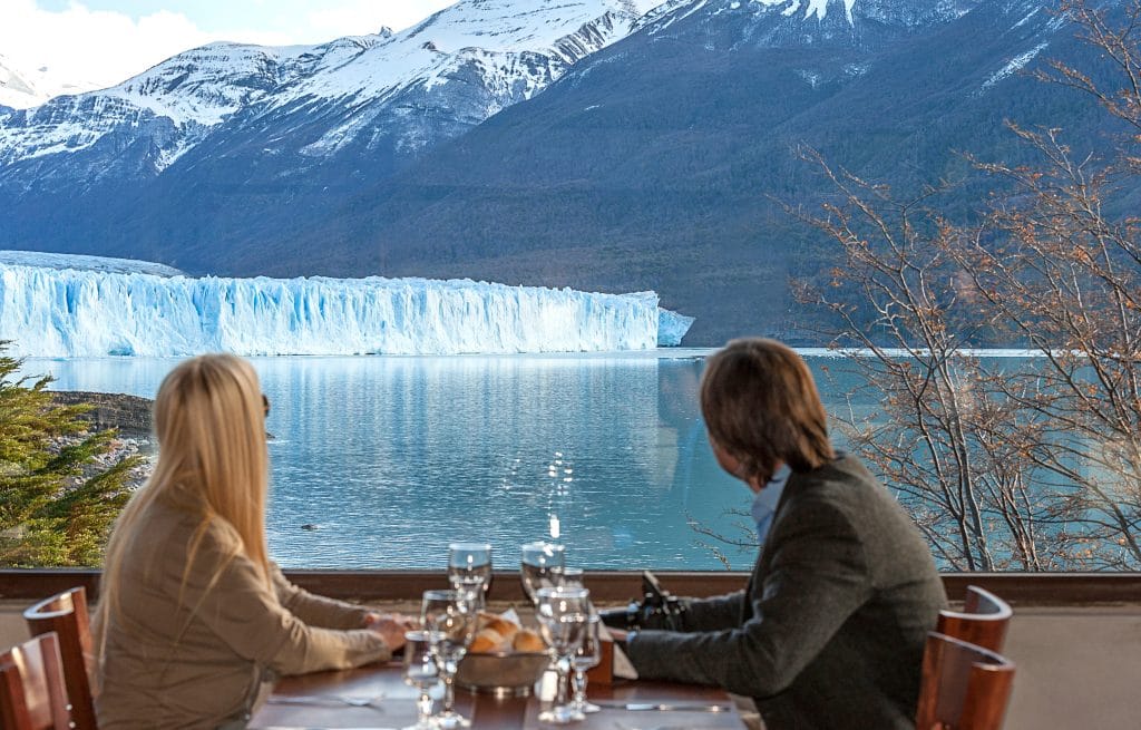 Pareja contemplando el frente del Glaciar Perito Moreno