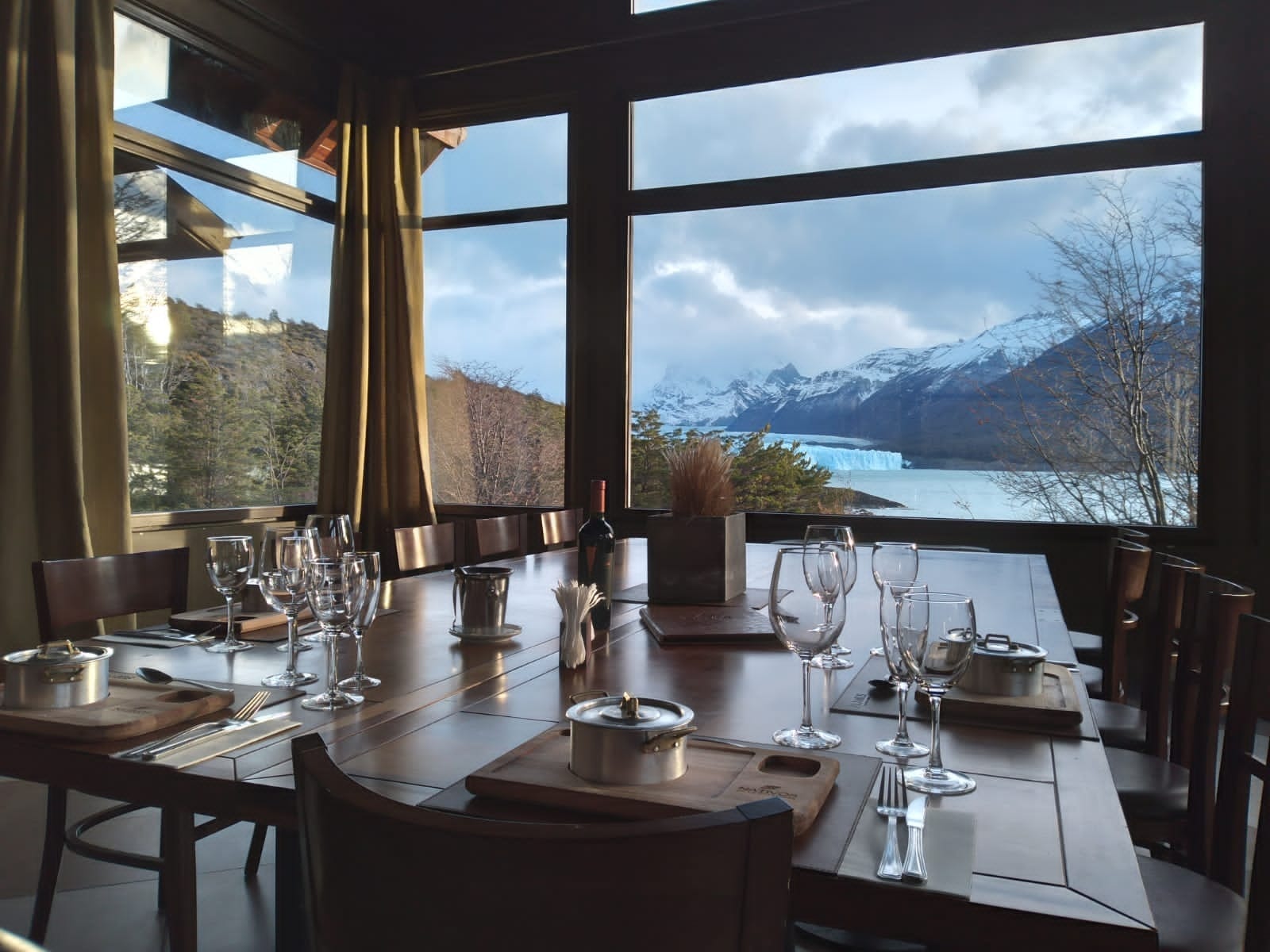 Mesa servida en el Restó del Glaciar con vista al Perito Moreno