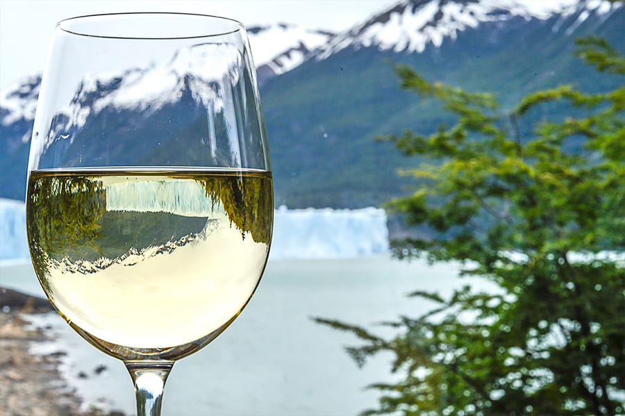 Copa con hielo milenario del Glaciar Perito Moreno en El Restó del Glaciar