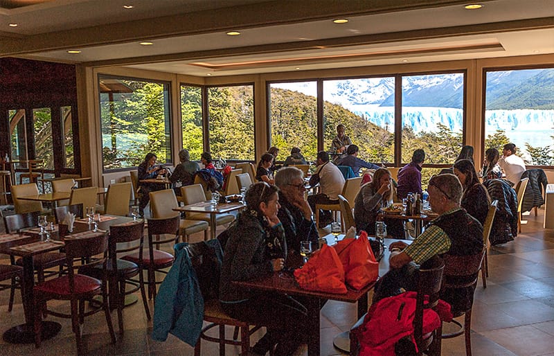 Salón con mesas preparadas en El Restó del Glaciar