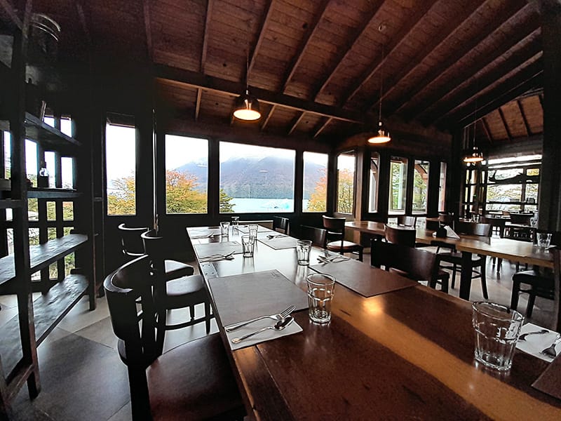 Interior del salón de El Restó del Glaciar